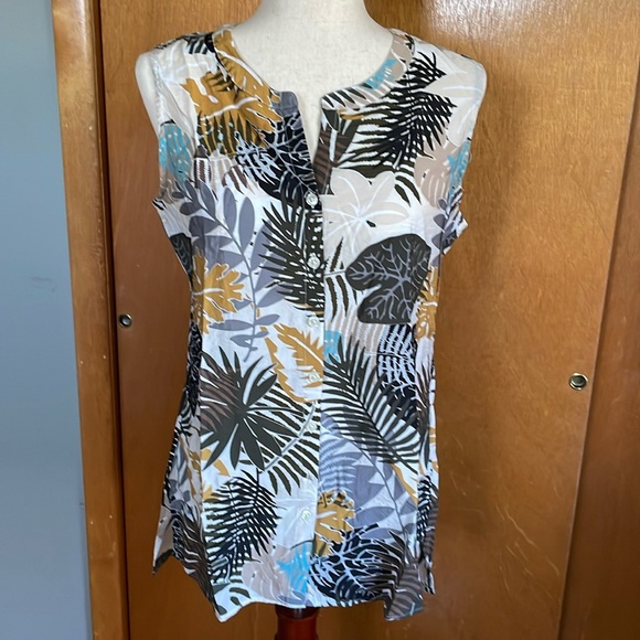 Van Heusen sleeveless tropical (leaves print) blouse, size M. Front buttons down - Picture 4 of 16